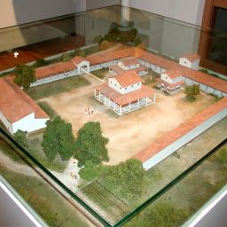 Modell der gallorömischen Tempelanlage Martberg