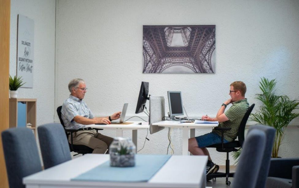 Coworking Büro Müden mit zwei Personen am Arbeiten am Schreibtisch